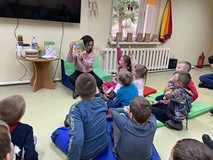 Biblitekarka czyta dzieciom