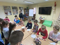 Dzieci wykonują prace plastyczne