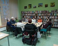 na zdjęciu zebrani dyskutują o książce