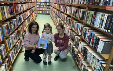 Bibliotekarki i Pola prezentują książeczkę