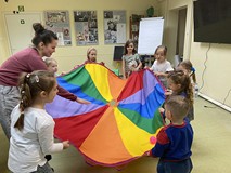 Dzieci podczas zabawy z chustą animacyjną