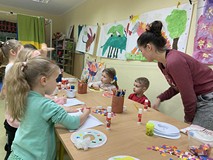 Dzieci podczas zajęć wykonują pracę plastyczną