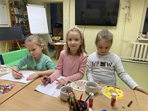 Trzy dziewczynki wykonują pracę plastyczną