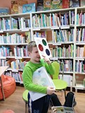 Oczarowani uczniowie książkami