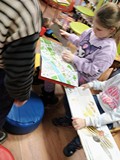 Oczarowani uczniowie książkami