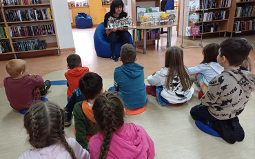 Na zdjęciu Wiola czyta przedszkolakom książkę o Kolorowym Potworze
