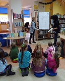 Na zdjęciu dzieci odpowiadają na pytania dotyczące Słonia Leona, a nauczycielka rysuje jego podobizn