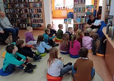 Na zdjęciu Ewa czyta uczestnikom książeczki o Słoniu Leonie i Śwince Malince