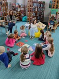 bibliotekarka czyta opowiadanie o potworku, który szuka miłości