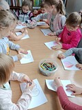 dzieci wykonują pracę plastyczną