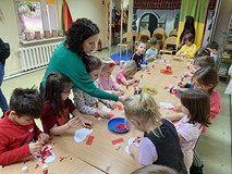 Dzieci podczas tworzenia walentynek