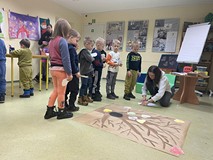Dzieci podczas zajęć wykonują pracę plastyczną
