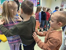 Dzieci podczas zabawy integracyjnej