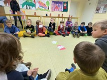 Dzieci podczas zajęć przyporządkowują obrazki