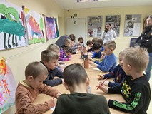 Dzieci podczas zajęć wykonują pracę plastyczną