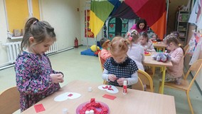 Dzieci w trakcie robienia pracy plastycznej