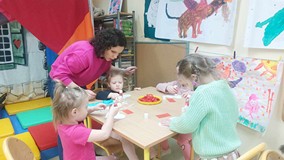 Dzieci wykonują pracę plastyczną