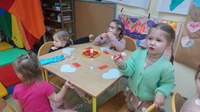 Dzieci wykonują pracę plastyczną