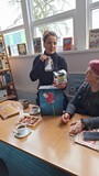 bibliotekarka pozuje z prezentem od Pań