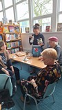 bibliotekarka pozuje z prezentem od Pań