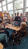 bibliotekarka pozuje z prezentem od Pań