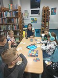 dzieci z bibliotekarką grają w grę bla bla bla