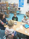 dzieci z bibliotekarką grają w grę bla bla bla