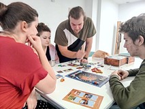 Uczestnicy Bibliotekogrania podczas rozgrywki.