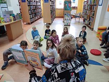 Na zdjęciu Gosia czyta Ekotropkom 