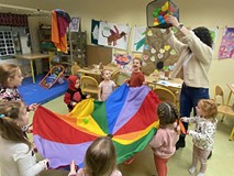 Dzieci bawią się chustą animacyjną