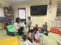 Bibliotekarka czyta książkę
