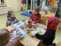 Dzieci w trakcie tworzenia pracy plastycznej