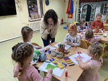 Dzieci wykonują pracę plastyczną