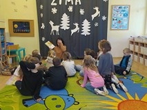 Bibliotekarka czyta dzieciom książkę