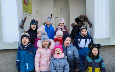 Kangurki przed biblioteką i spotkaniem