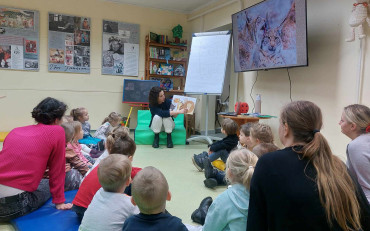 Bibliotekarka czyta książkę dzieciom