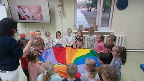 Dzieci bawią się chustą animacyjną