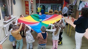 Dzieci bawią sie chustą animacyjną