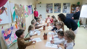 Dzieci wykonują prace platyczną