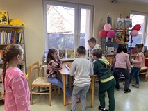 Dzieci grają w szachy
