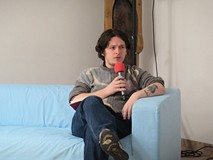 Prowadzący Tomek Paszkowicz podczas zadawania pytania.
