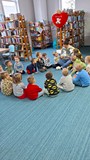 bibliotekarka czyta opowiadanie