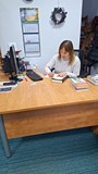 nowa koleżanka opracowuje książki