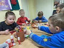 dzieci wykonują pracę plastyczną