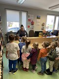 bibliotekarka opowiada o pracy bibliotekarza