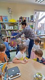Dzieci w trakcie poznawania biblioteki