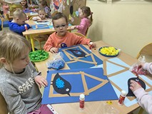 Dzieci podczas wwykonywania pracy plastycznej