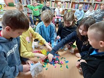 Nazywamy, segregujemy i wkładamy do odpowiedniego słoiczka
