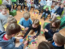 Nazywamy, segregujemy i wkładamy do odpowiedniego słoiczka