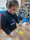 Nazywamy, segregujemy i wkładamy do odpowiedniego słoiczka